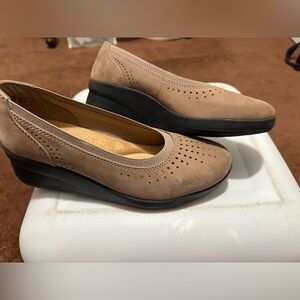 Clarks Women's Suttyn Kaylie Light Taupe Nubuck 7.5 W